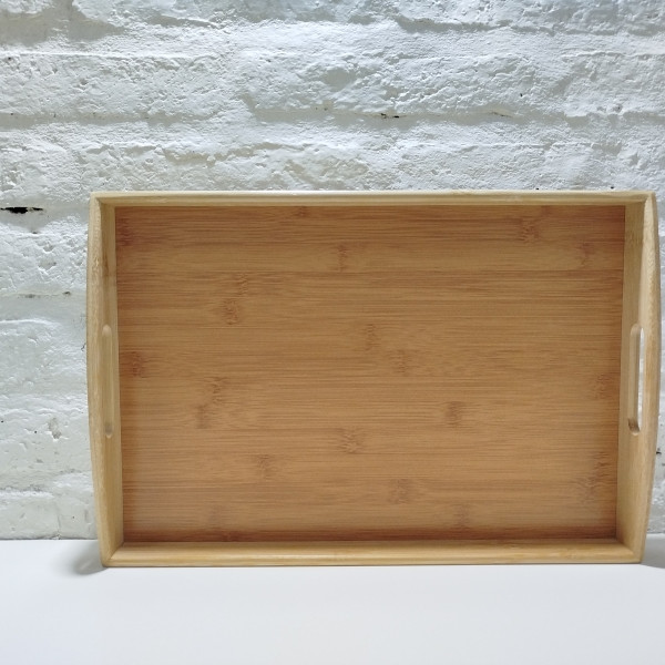 BANDEJA RECTANGULAR BAMBU CON ASA MEDIANA 38X26X4