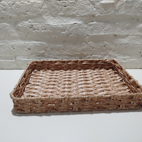BANDEJA RECTANGULAR TEJIDA PLASTICA BEIGE CHICA 20X30X5