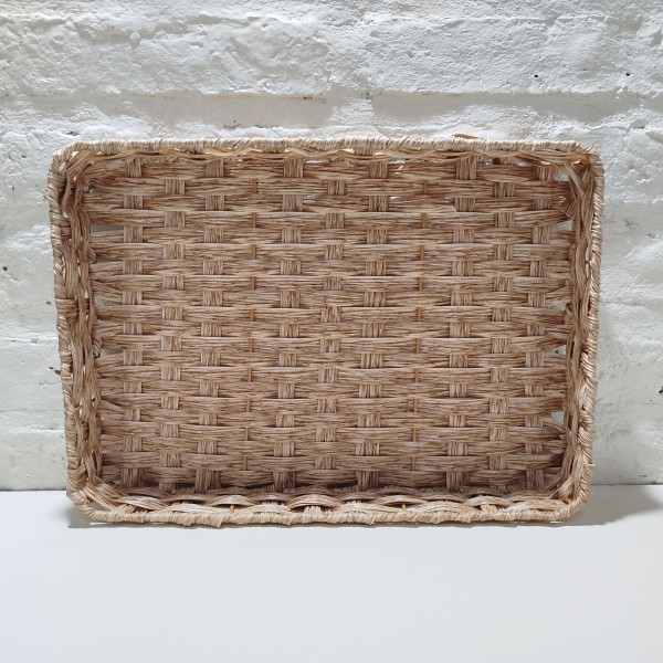 BANDEJA RECTANGULAR TEJIDA PLASTICA BEIGE MEDIANA 28X34X5