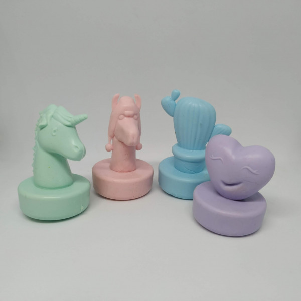 TAPON SLICONA TOMATE CON FIGURAS ARRIBA BOCA 40