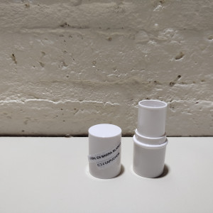 balsamo labial blanco con capuchon
