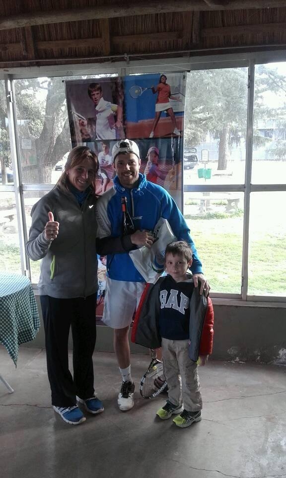 CAMPEÃ³N DE TENIS EN LA CATEGORIA 